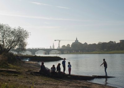 Menschen am Fluss, Elbe, Dresden, 2015/16